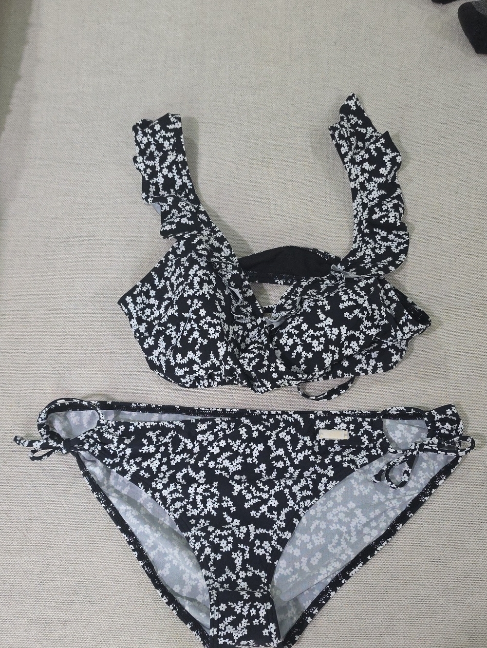 Venus Black & White Floral Ruffle Bikini Set
